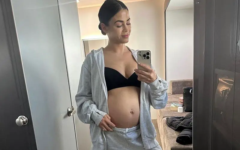 Pregnant Jenna Dewan bares her bump.